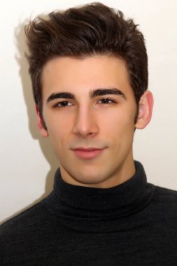 Çekici erkek model, kısa saçlı, izole edilmiş arka planda poz veriyor. Tarz, trendler, moda konsepti.