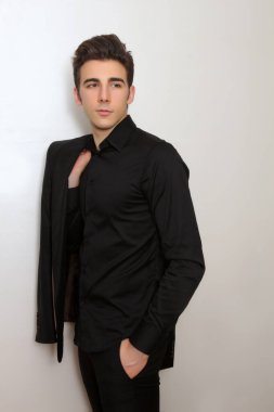 Çekici erkek model, kısa saçlı, izole edilmiş arka planda poz veriyor. Tarz, trendler, moda konsepti.