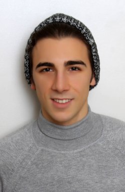 Çekici erkek model, kısa saçlı, izole edilmiş arka planda poz veriyor. Tarz, trendler, moda konsepti.