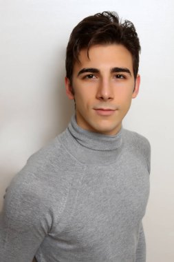 Çekici erkek model, kısa saçlı, izole edilmiş arka planda poz veriyor. Tarz, trendler, moda konsepti.