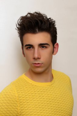 Çekici erkek model, kısa saçlı, izole edilmiş arka planda poz veriyor. Tarz, trendler, moda konsepti.