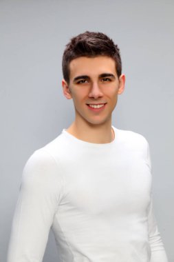 Çekici erkek model, kısa saçlı, izole edilmiş arka planda poz veriyor. Tarz, trendler, moda konsepti.