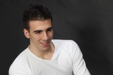 Çekici erkek model, kısa saçlı, izole edilmiş arka planda poz veriyor. Tarz, trendler, moda konsepti.