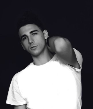 Çekici erkek model, kısa saçlı, izole edilmiş arka planda poz veriyor. Tarz, trendler, moda konsepti.