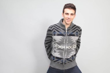 Çekici erkek model, kısa saçlı, izole edilmiş arka planda poz veriyor. Tarz, trendler, moda konsepti.