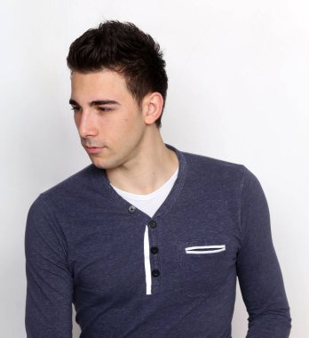 Çekici erkek model, kısa saçlı, izole edilmiş arka planda poz veriyor. Tarz, trendler, moda konsepti.