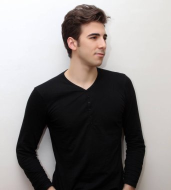 Çekici erkek model, kısa saçlı, izole edilmiş arka planda poz veriyor. Tarz, trendler, moda konsepti.