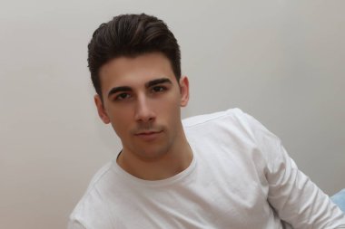 Çekici erkek model, kısa saçlı, izole edilmiş arka planda poz veriyor. Tarz, trendler, moda konsepti.