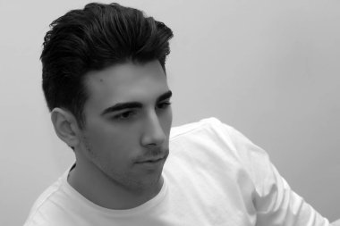 Çekici erkek model, kısa saçlı, izole edilmiş arka planda poz veriyor. Tarz, trendler, moda konsepti.