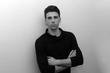 Çekici erkek model, kısa saçlı, izole edilmiş arka planda poz veriyor. Tarz, trendler, moda konsepti.