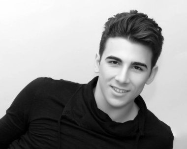 Çekici erkek model, kısa saçlı, izole edilmiş arka planda poz veriyor. Tarz, trendler, moda konsepti.