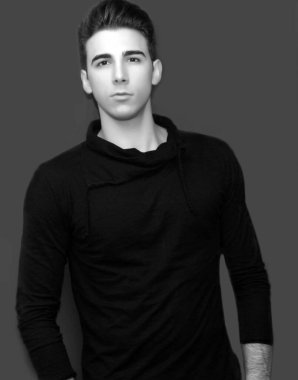 Çekici erkek model, kısa saçlı, izole edilmiş arka planda poz veriyor. Tarz, trendler, moda konsepti.