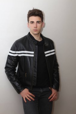 Çekici erkek model, kısa saçlı, izole edilmiş arka planda poz veriyor. Tarz, trendler, moda konsepti.