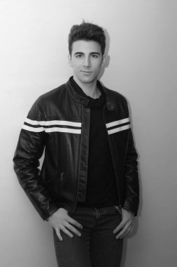 Çekici erkek model, kısa saçlı, izole edilmiş arka planda poz veriyor. Tarz, trendler, moda konsepti.