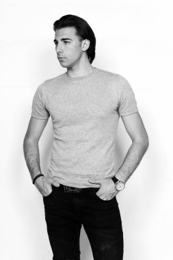 Çekici erkek model, kısa saçlı, izole edilmiş arka planda poz veriyor. Tarz, trendler, moda konsepti.