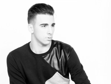 Çekici erkek model, kısa saçlı, izole edilmiş arka planda poz veriyor. Tarz, trendler, moda konsepti.