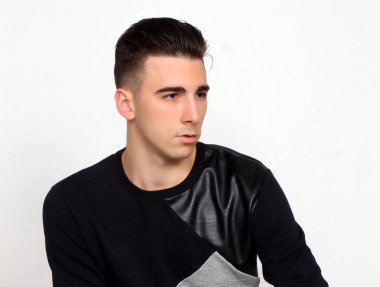 Çekici erkek model, kısa saçlı, izole edilmiş arka planda poz veriyor. Tarz, trendler, moda konsepti.