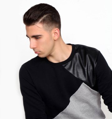 Çekici erkek model, kısa saçlı, izole edilmiş arka planda poz veriyor. Tarz, trendler, moda konsepti.