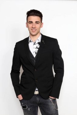 Çekici erkek model, kısa saçlı, izole edilmiş arka planda poz veriyor. Tarz, trendler, moda konsepti.