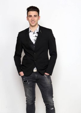 Çekici erkek model, kısa saçlı, izole edilmiş arka planda poz veriyor. Tarz, trendler, moda konsepti.