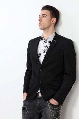 Çekici erkek model, kısa saçlı, izole edilmiş arka planda poz veriyor. Tarz, trendler, moda konsepti.