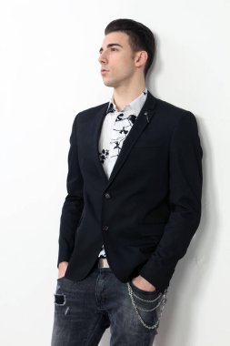 Çekici erkek model, kısa saçlı, izole edilmiş arka planda poz veriyor. Tarz, trendler, moda konsepti.