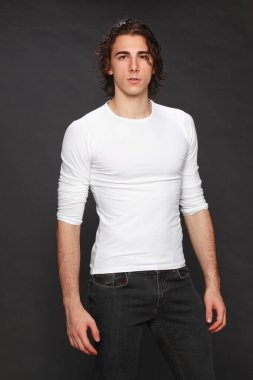 Çekici erkek model, kısa saçlı, izole edilmiş arka planda poz veriyor. Tarz, trendler, moda konsepti.