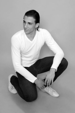 Çekici erkek model, kısa saçlı, izole edilmiş arka planda poz veriyor. Tarz, trendler, moda konsepti.