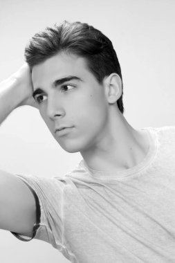 Çekici erkek model, kısa saçlı, izole edilmiş arka planda poz veriyor. Tarz, trendler, moda konsepti.