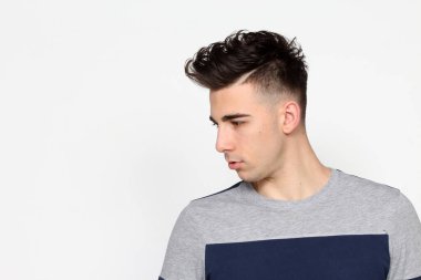 Çekici erkek model, kısa saçlı, izole edilmiş arka planda poz veriyor. Tarz, trendler, moda konsepti.