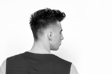 Çekici erkek model, kısa saçlı, izole edilmiş arka planda poz veriyor. Tarz, trendler, moda konsepti.