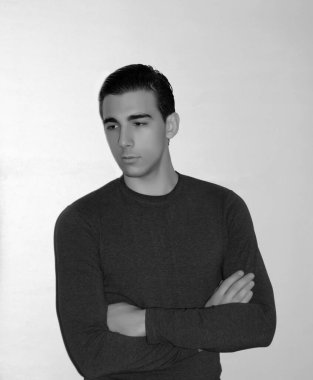 Çekici erkek model, kısa saçlı, izole edilmiş arka planda poz veriyor. Tarz, trendler, moda konsepti.