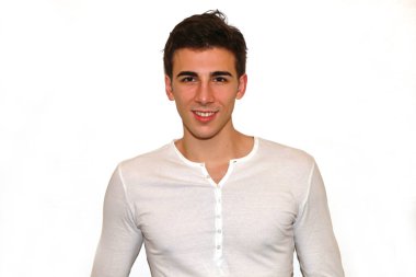 Çekici erkek model, kısa saçlı, izole edilmiş arka planda poz veriyor. Tarz, trendler, moda konsepti.