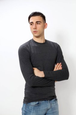 Çekici erkek model, kısa saçlı, izole edilmiş arka planda poz veriyor. Tarz, trendler, moda konsepti.