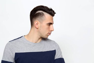 Çekici erkek model, kısa saçlı, izole edilmiş arka planda poz veriyor. Tarz, trendler, moda konsepti.