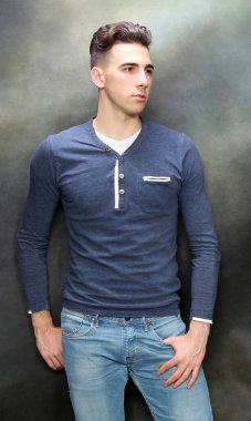 Çekici erkek model, kısa saçlı, izole edilmiş arka planda poz veriyor. Tarz, trendler, moda konsepti.