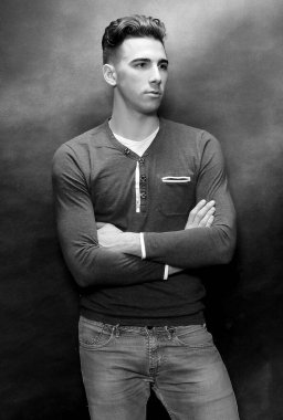 Çekici erkek model, kısa saçlı, izole edilmiş arka planda poz veriyor. Tarz, trendler, moda konsepti.