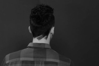 Çekici erkek model, kısa saçlı, izole edilmiş arka planda poz veriyor. Tarz, trendler, moda konsepti.