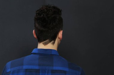 Çekici erkek model, kısa saçlı, izole edilmiş arka planda poz veriyor. Tarz, trendler, moda konsepti.