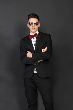 Çekici erkek model, kısa saçlı, izole edilmiş arka planda poz veriyor. Tarz, trendler, moda konsepti.