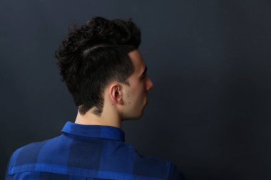 Çekici erkek model, kısa saçlı, izole edilmiş arka planda poz veriyor. Tarz, trendler, moda konsepti.