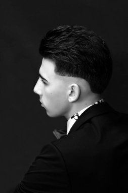 Çekici erkek model, kısa saçlı, izole edilmiş arka planda poz veriyor. Tarz, trendler, moda konsepti.