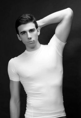 Çekici erkek model, kısa saçlı, izole edilmiş arka planda poz veriyor. Tarz, trendler, moda konsepti.