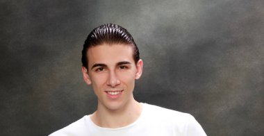 Çekici erkek model, kısa saçlı, izole edilmiş arka planda poz veriyor. Tarz, trendler, moda konsepti.