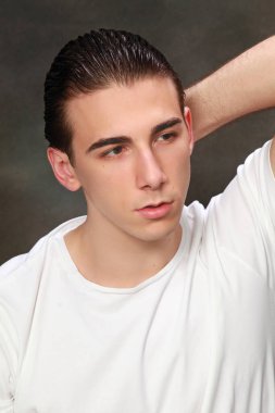 Çekici erkek model, kısa saçlı, izole edilmiş arka planda poz veriyor. Tarz, trendler, moda konsepti.