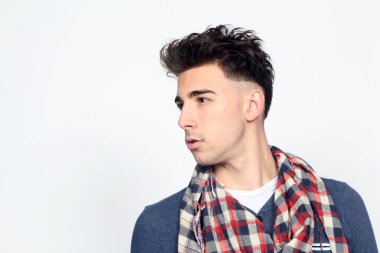 Çekici erkek model, kısa saçlı, izole edilmiş arka planda poz veriyor. Tarz, trendler, moda konsepti.