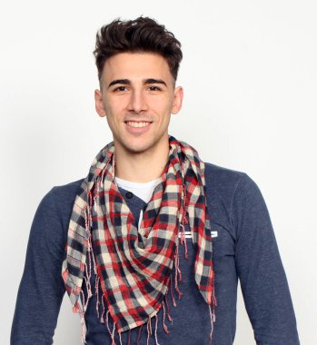 Çekici erkek model, kısa saçlı, izole edilmiş arka planda poz veriyor. Tarz, trendler, moda konsepti.