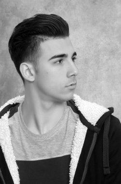 Çekici erkek model, kısa saçlı, izole edilmiş arka planda poz veriyor. Tarz, trendler, moda konsepti.