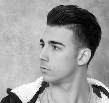 Çekici erkek model, kısa saçlı, izole edilmiş arka planda poz veriyor. Tarz, trendler, moda konsepti.