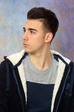 Çekici erkek model, kısa saçlı, izole edilmiş arka planda poz veriyor. Tarz, trendler, moda konsepti.